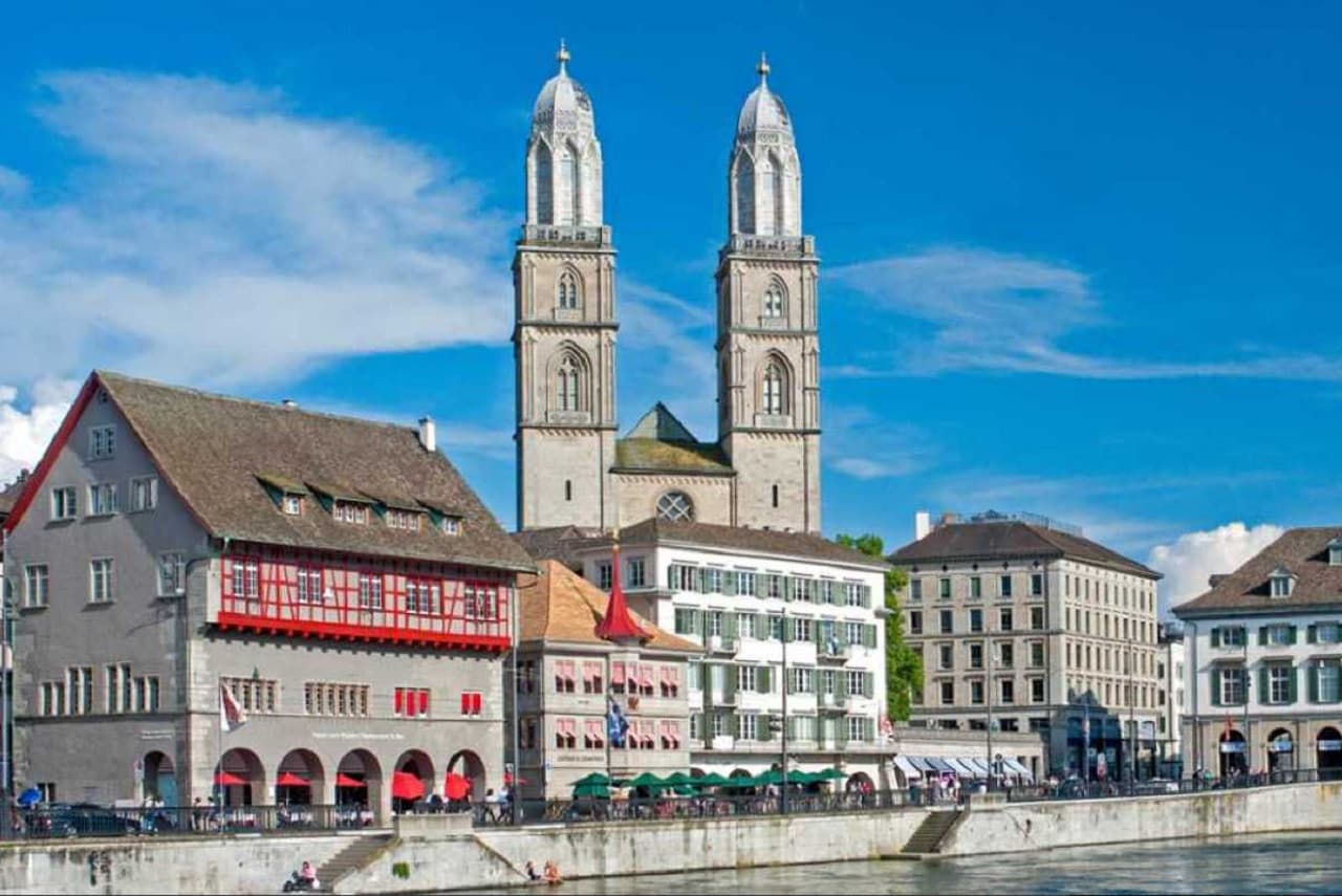 Zurich Sightseeing Bus Tour with Guided Old Town Walk - تصویر اصلی
