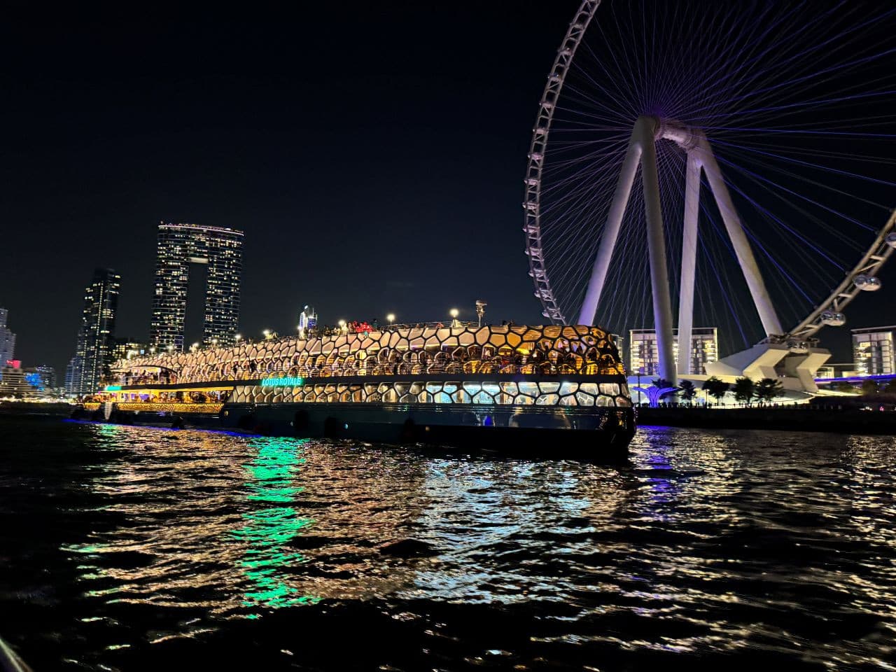 Lotus Royale Mega Yacht - Dinner Cruise - تصویر 4