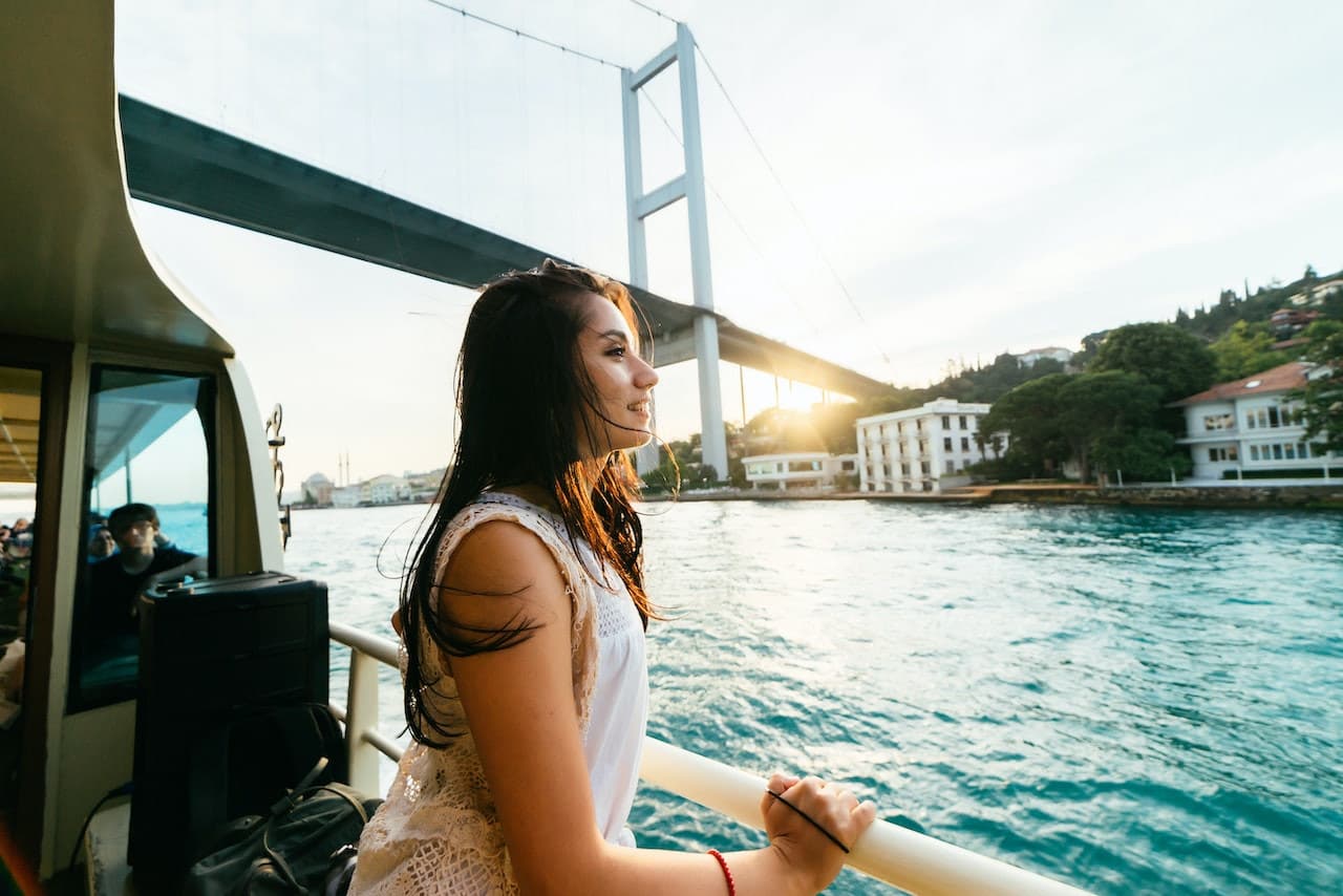 Bosphorus Sightseeing Cruise on a Luxury Yacht - تصویر 12