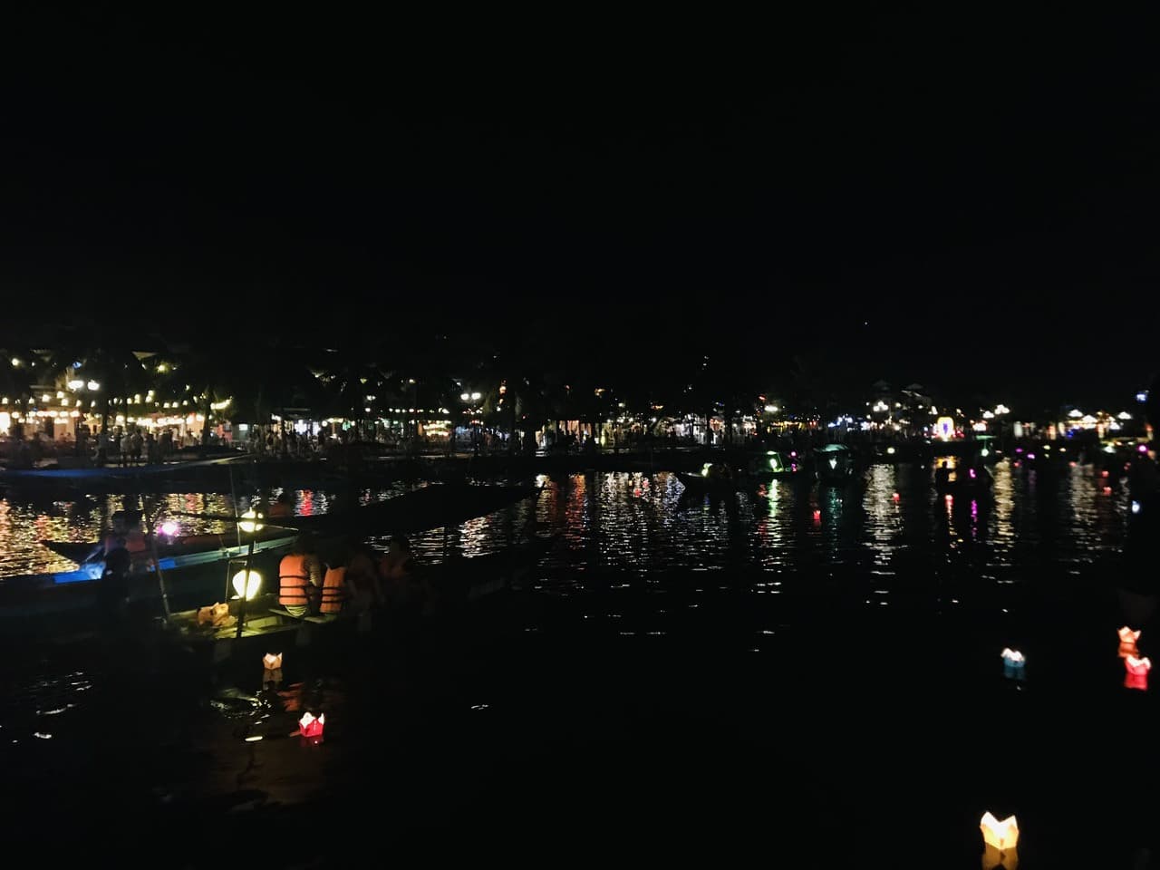 Hoai River Evening Boat Ride with Lantern Experience - تصویر 7
