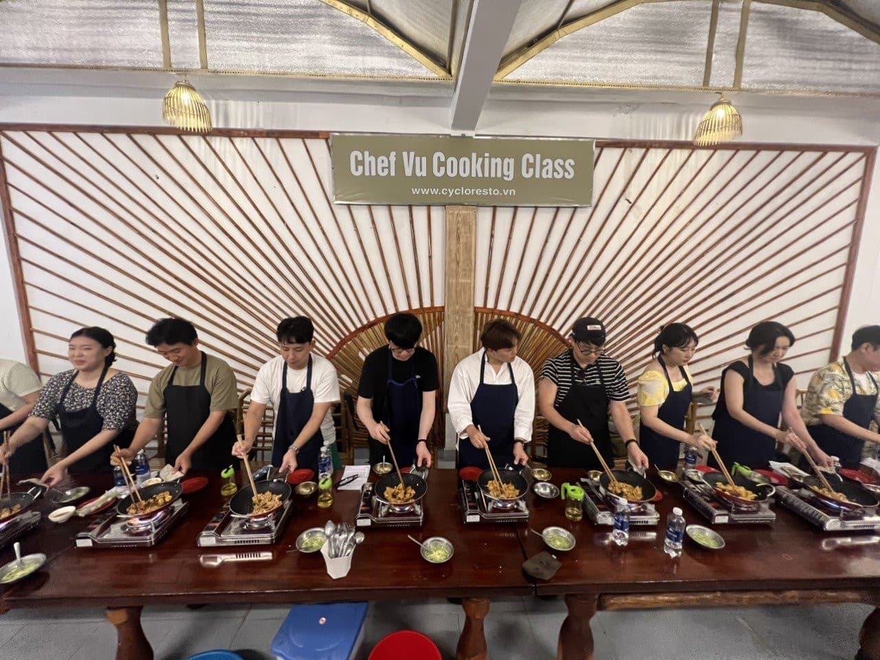 Chef Vu Cooking Class with Market Tour and Cyclo Ride - تصویر اصلی
