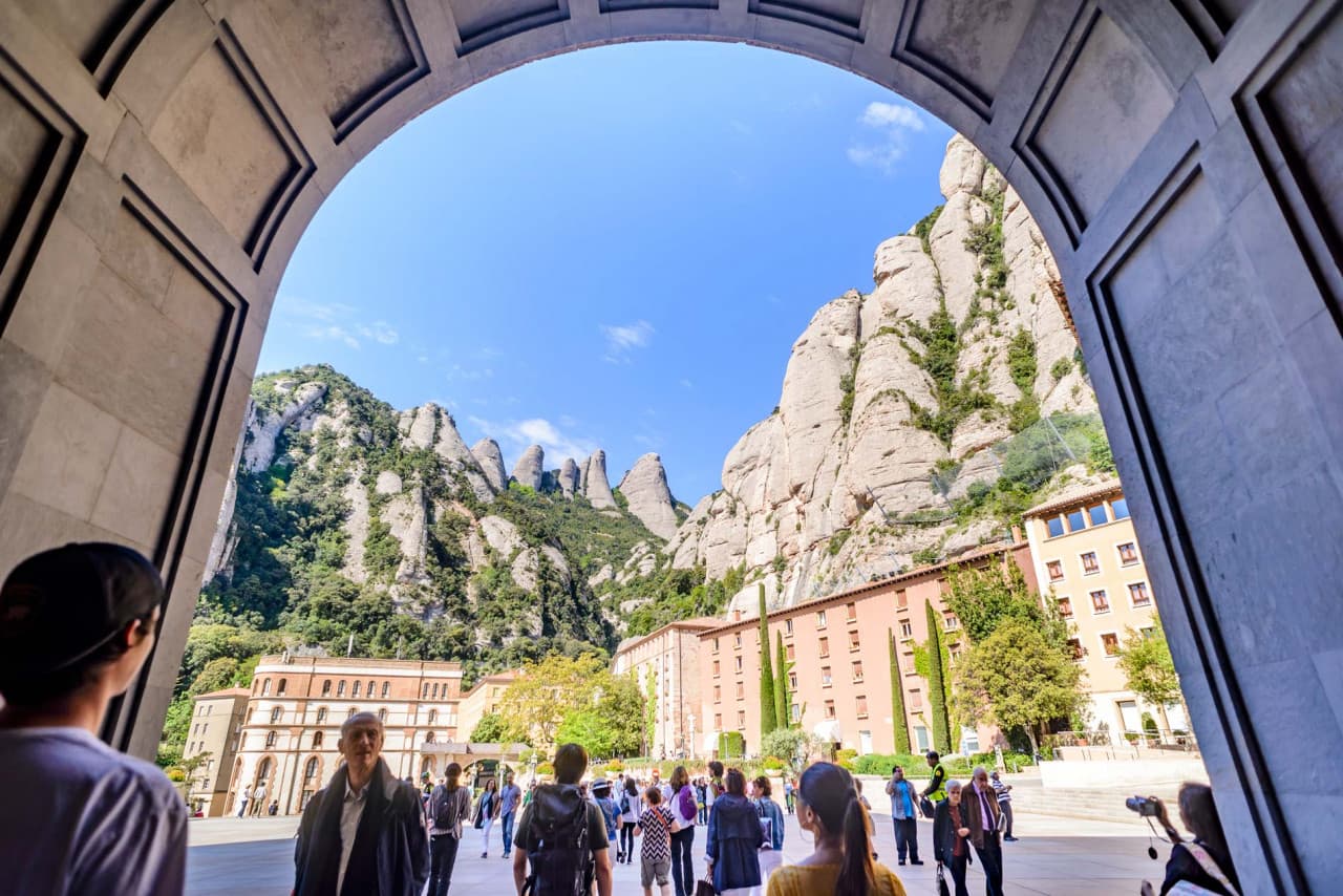 Montserrat, Girona, and Costa Brava Tour from Barcelona - تصویر 3
