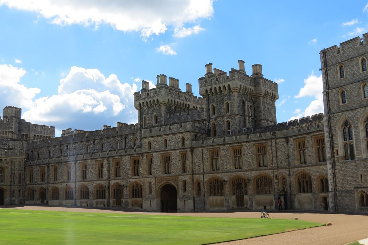 Windsor Castle, Stonehenge and Bath Tour with Lunch in Lacock - تصویر 4