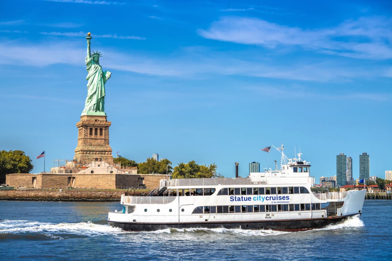 Official Statue of Liberty & Ellis Island Admission Ticket + Roundtrip Ferry by Statue City Cruises - تصویر اصلی
