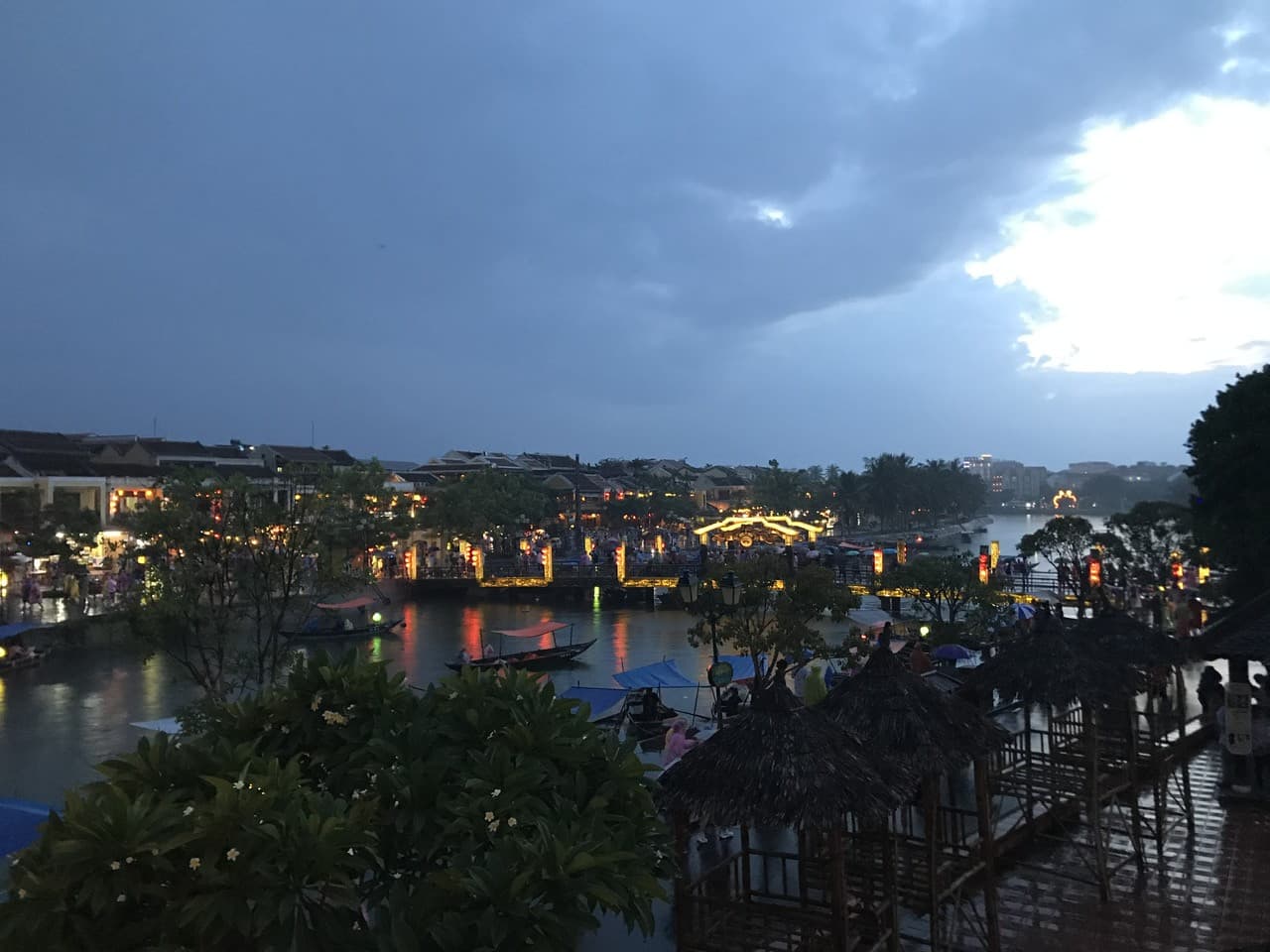 Hoai River Evening Boat Ride with Lantern Experience - تصویر 4