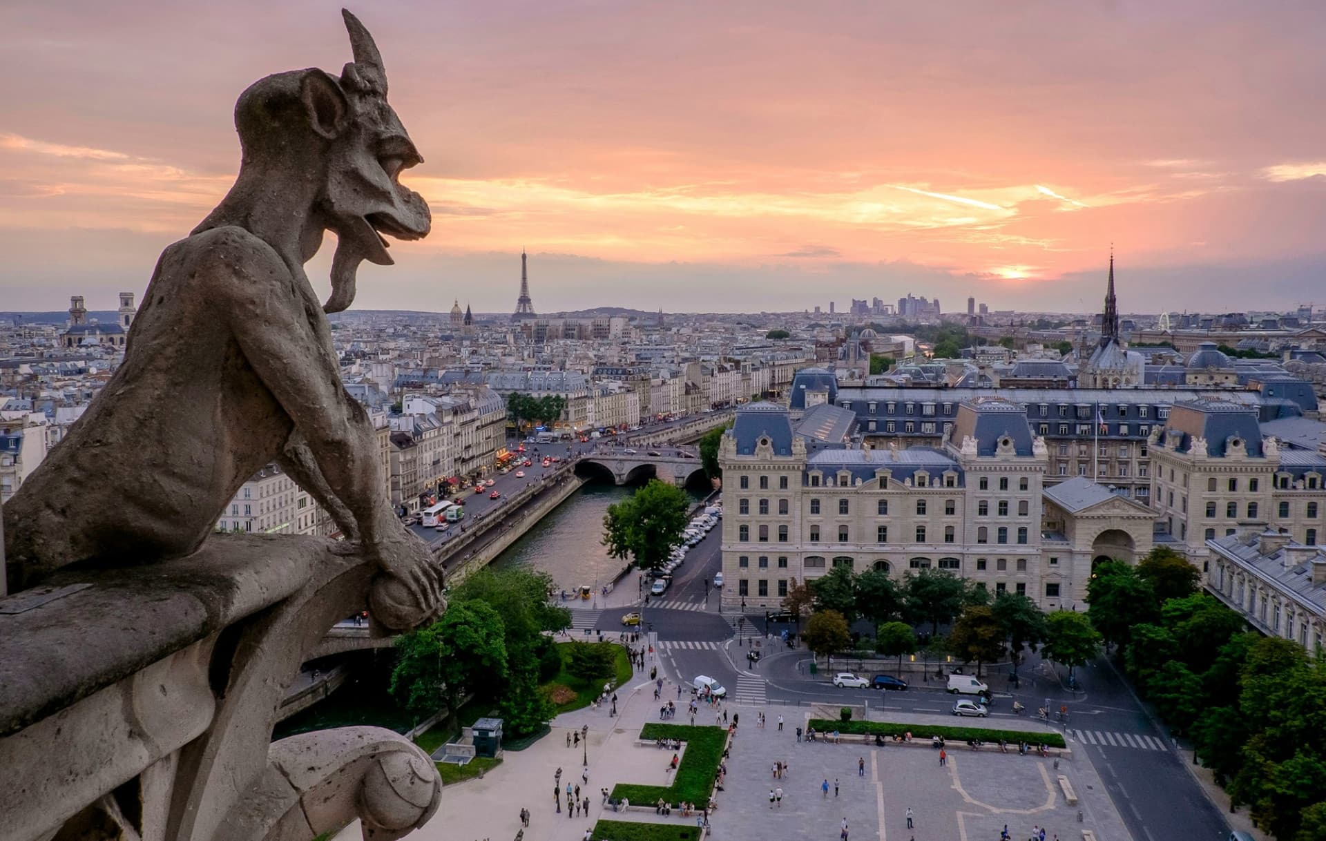 Notre Dame Exterior Tour with English- or Spanish-Speaking Guide & Cathedral Entry - تصویر 5