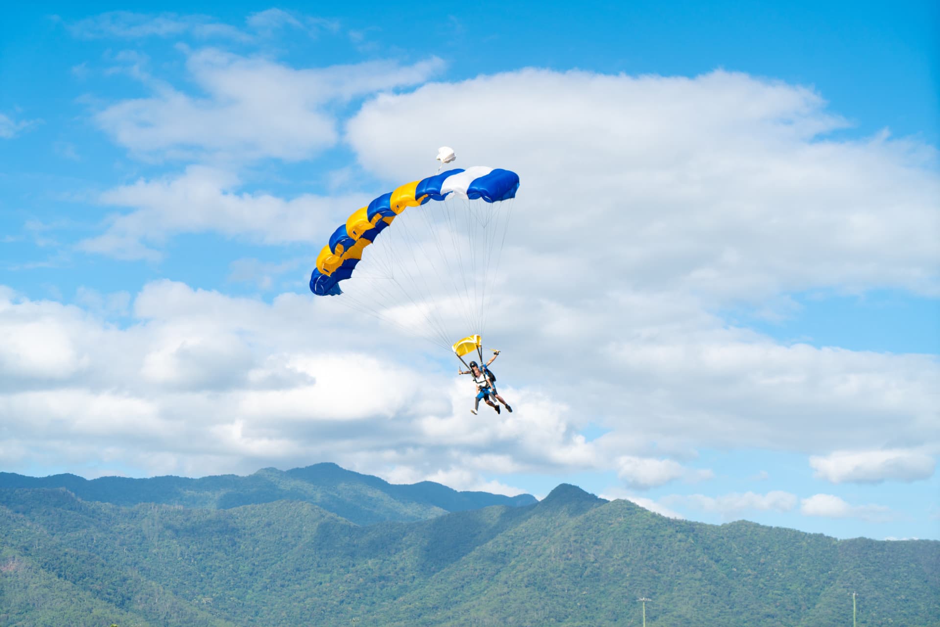 Tandem Skydiving Experience Cairns - تصویر اصلی