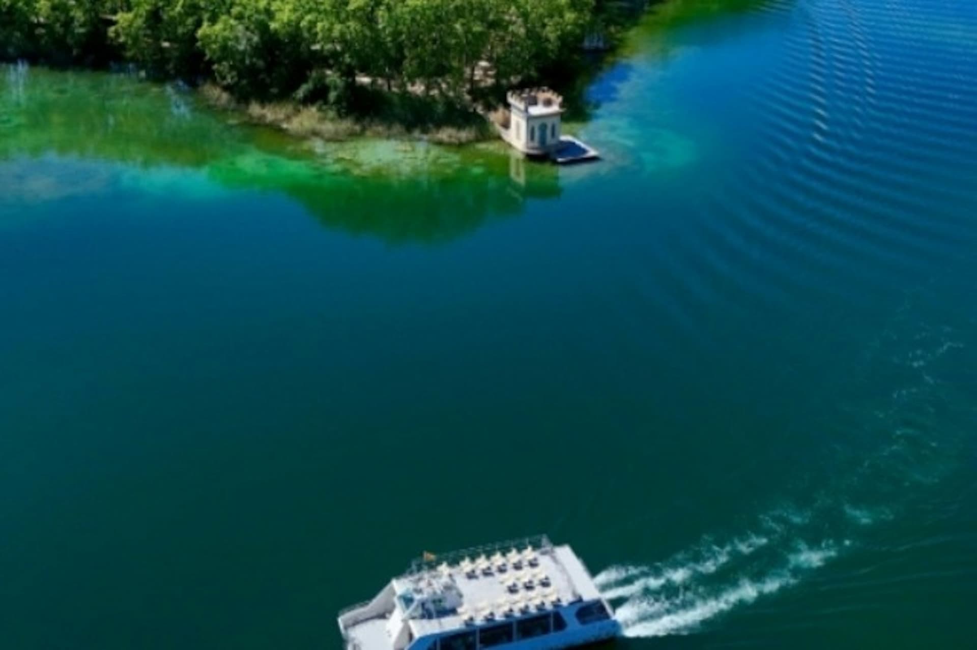 Girona: Lake of Banyoles Boat Tour - تصویر 5