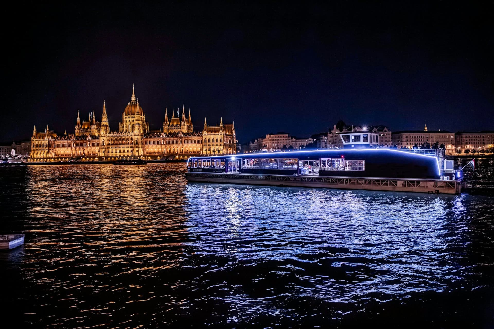 Budapest Parliament Panorama Sightseeing Cruise from Buda - تصویر اصلی