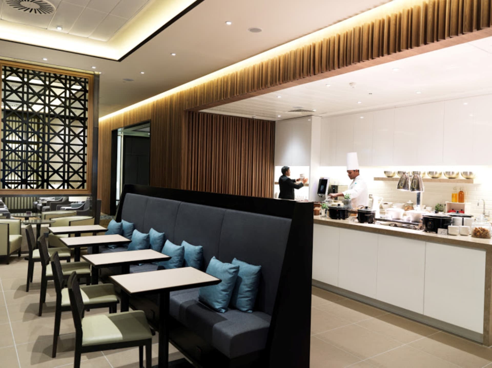 Plaza Premium Lounge - London Heathrow Airport Terminal 2 - تصویر 4