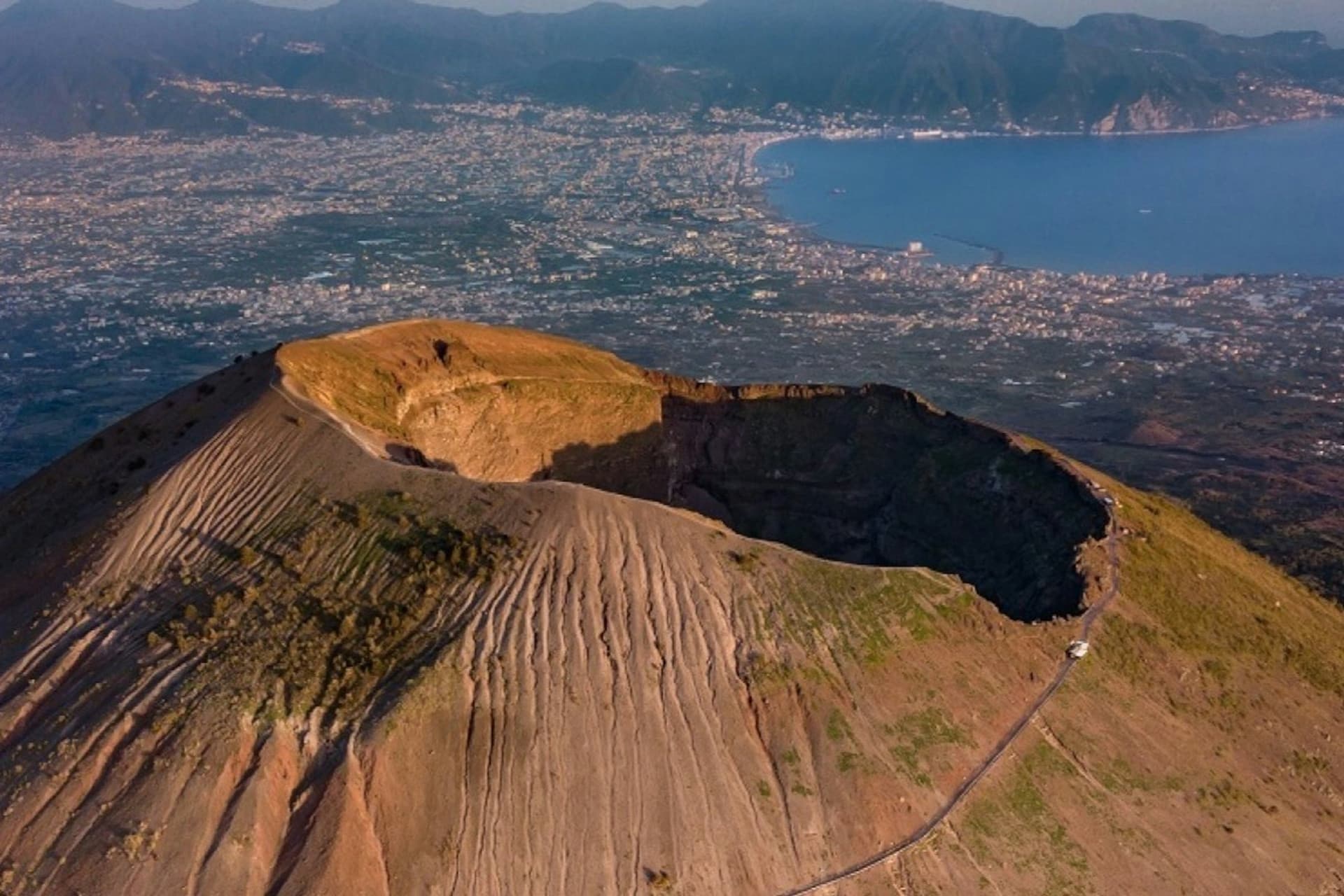 Mount Vesuvius: Vesuvio Park Entry + Roundtrip from Ercolano - تصویر اصلی