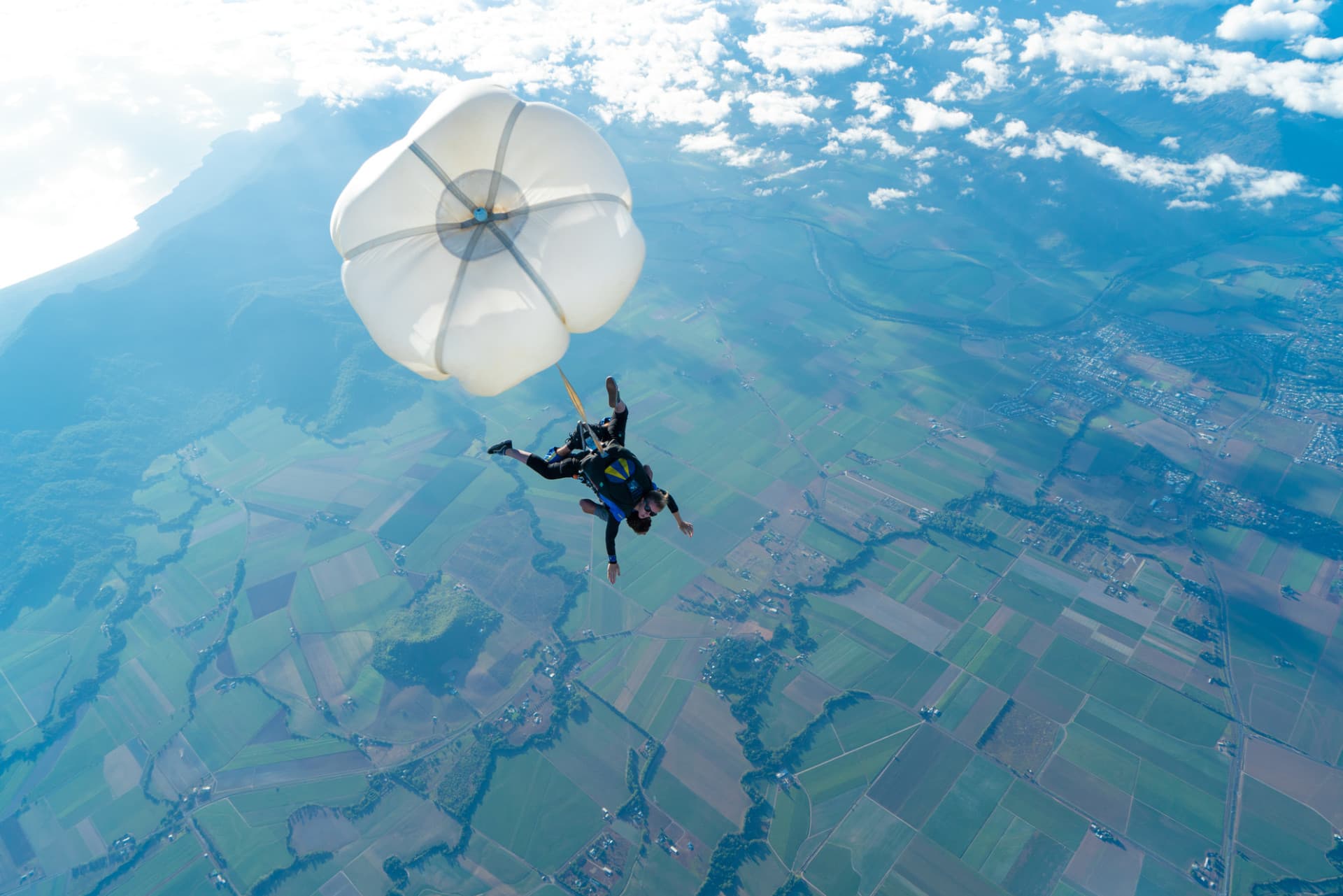 Tandem Skydiving Experience Cairns - تصویر 2