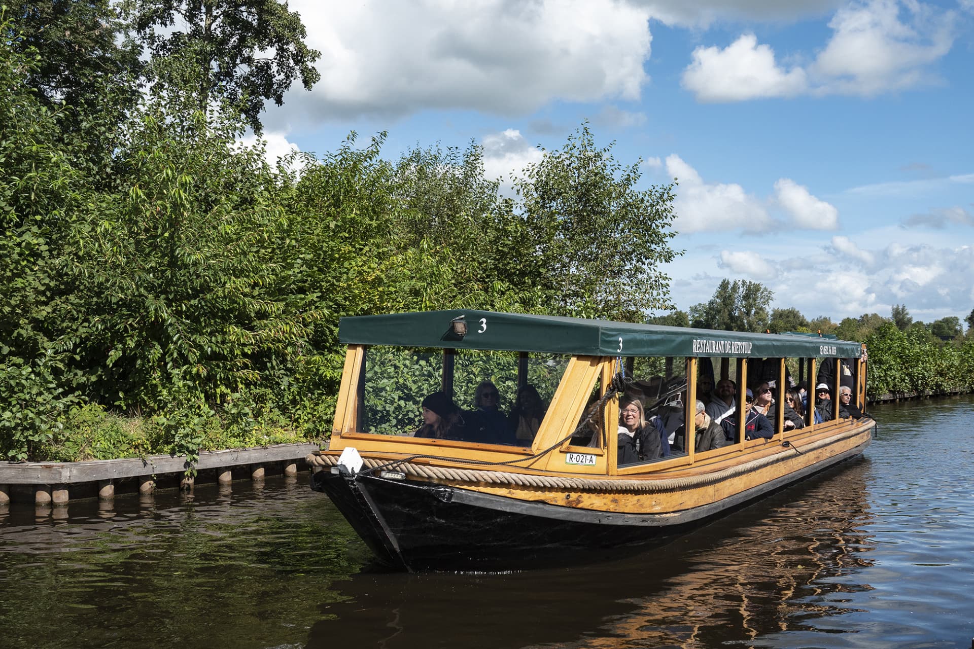 Giethoorn Full-Day Tour from Amsterdam with Canal Cruise and Self-Guided Walking Tour - تصویر 10