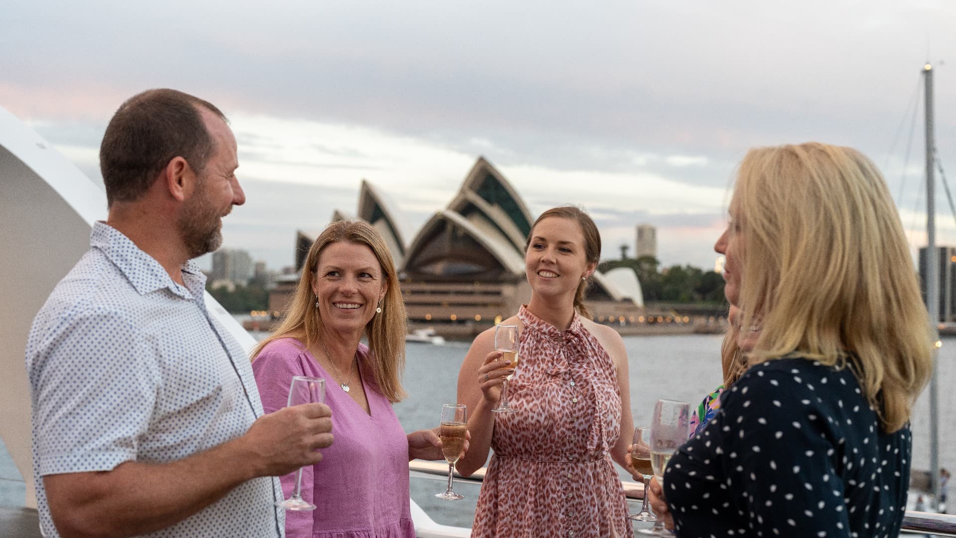Sydney Harbour Buffet Lunch Cruise aboard Magistic Cruises from Darling Harbour - تصویر اصلی