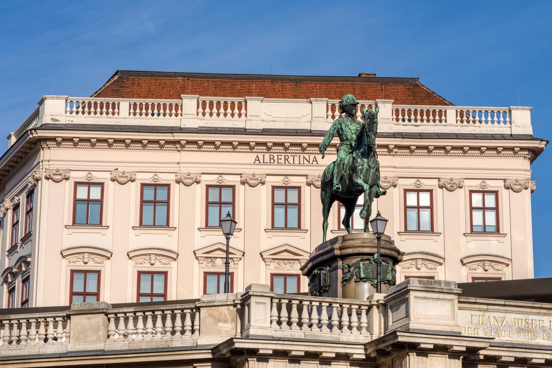 Vienna Old Town, Hofburg Palace Courtyard, and St. Stephen's Cathedral Walking Tour - تصویر 30