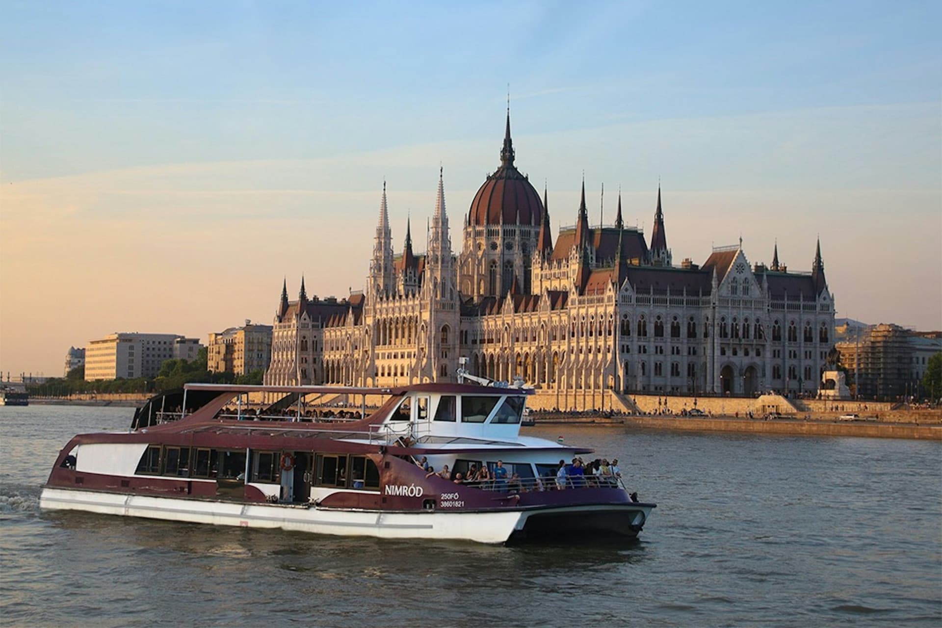 Downtown Budapest Sightseeing Cruise From Pest - تصویر 6