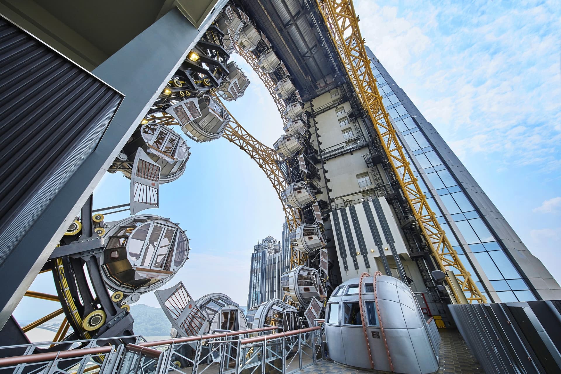 Studio City Macau Golden Reel Ferris Wheel - تصویر 5