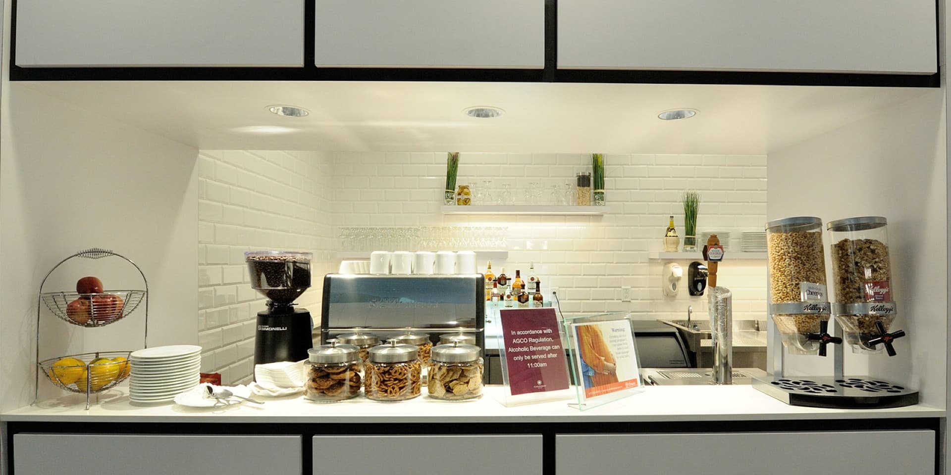 Plaza Premium Lounge - Toronto Pearson International Airport Terminal 1 - تصویر 3