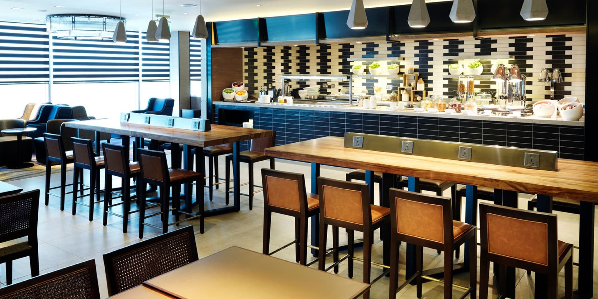 Plaza Premium Lounge - London Heathrow Airport Terminal 4 - تصویر 4