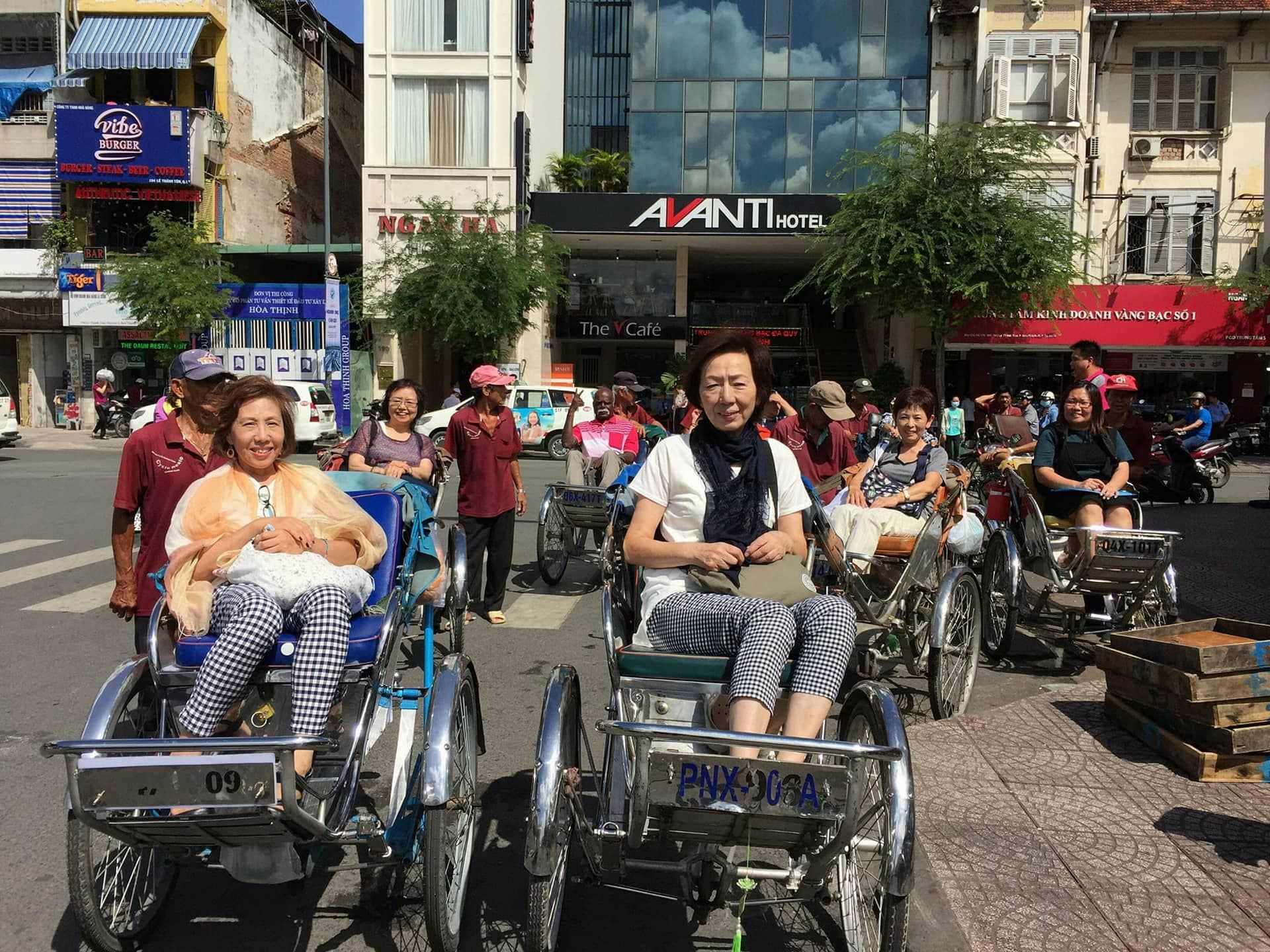 Chef Vu Cooking Class with Market Tour and Cyclo Ride - تصویر 2