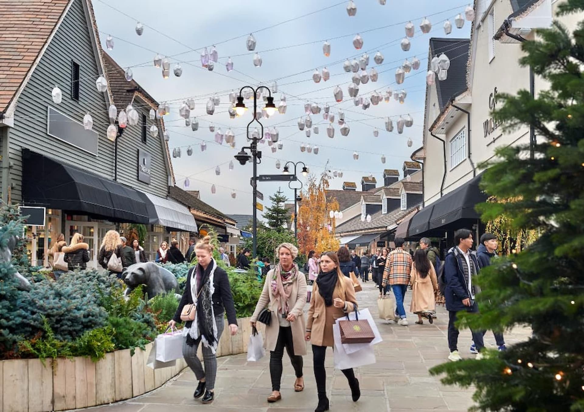 Bicester Village Shopping with Round Trip Rail Transfers from London - تصویر 2