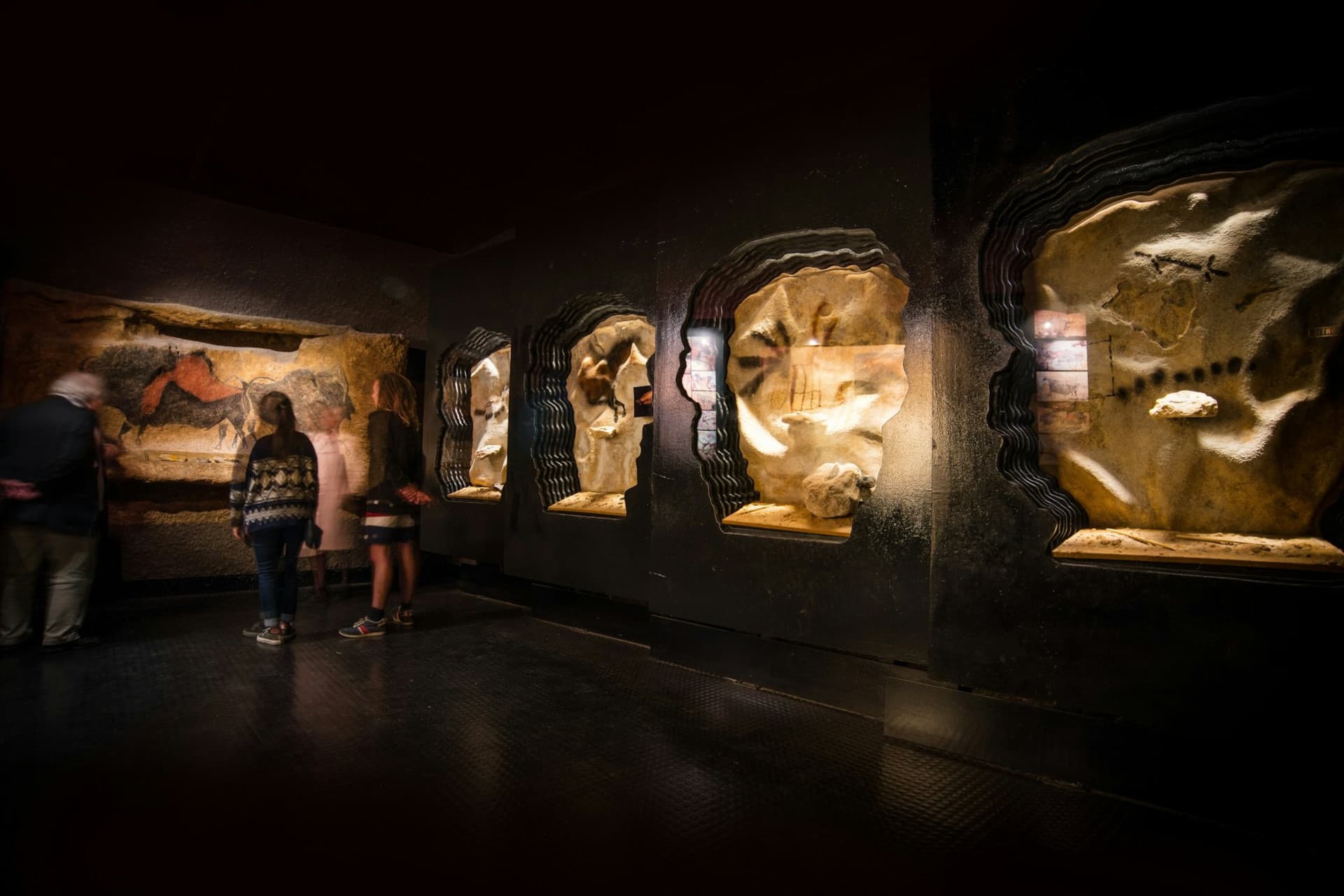 Lascaux II Guided Tour - تصویر 2