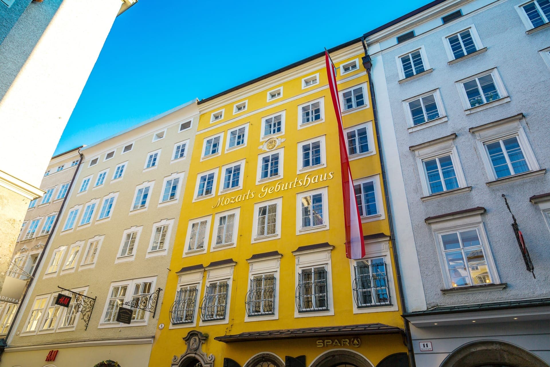 Salzburg Old Town, Mozart, and Mirabell Gardens Walking Tour - تصویر 12
