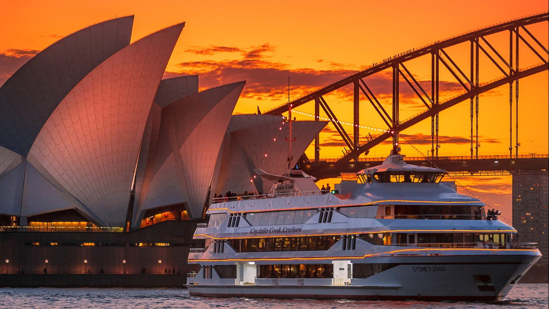 Sydney Harbour Sunset Dinner Cruise aboard Captain Cook Cruises - تصویر اصلی