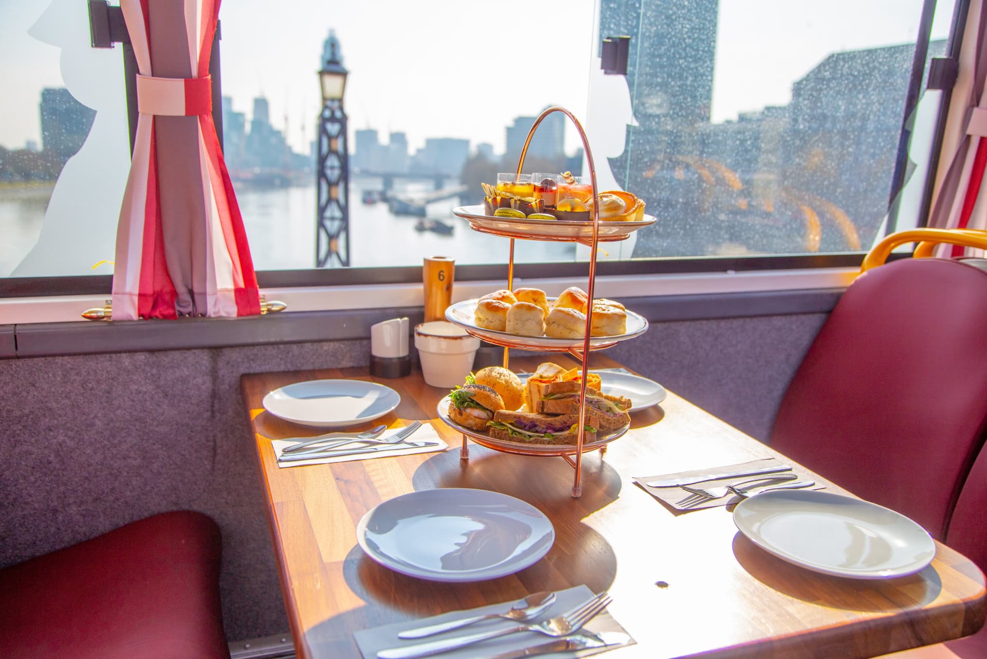 Afternoon Tea Bus with Panoramic Tour of London - تصویر 12