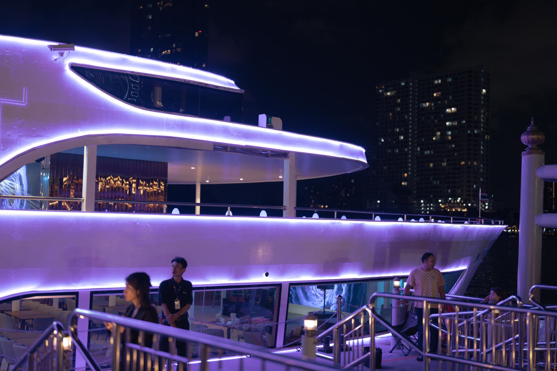 Chao Phraya River Dinner Cruise aboard The Planet Cruise - تصویر 11
