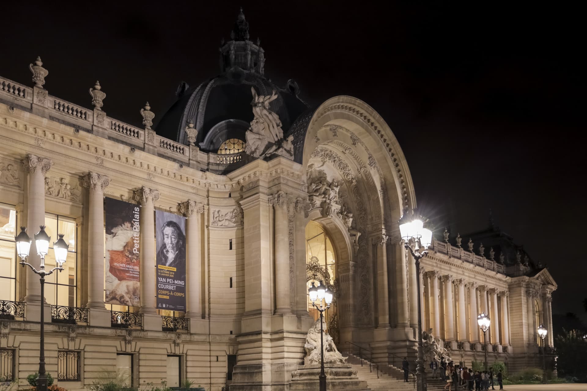Moulin Rouge Cabaret Show and Paris Bus Tour - تصویر 10