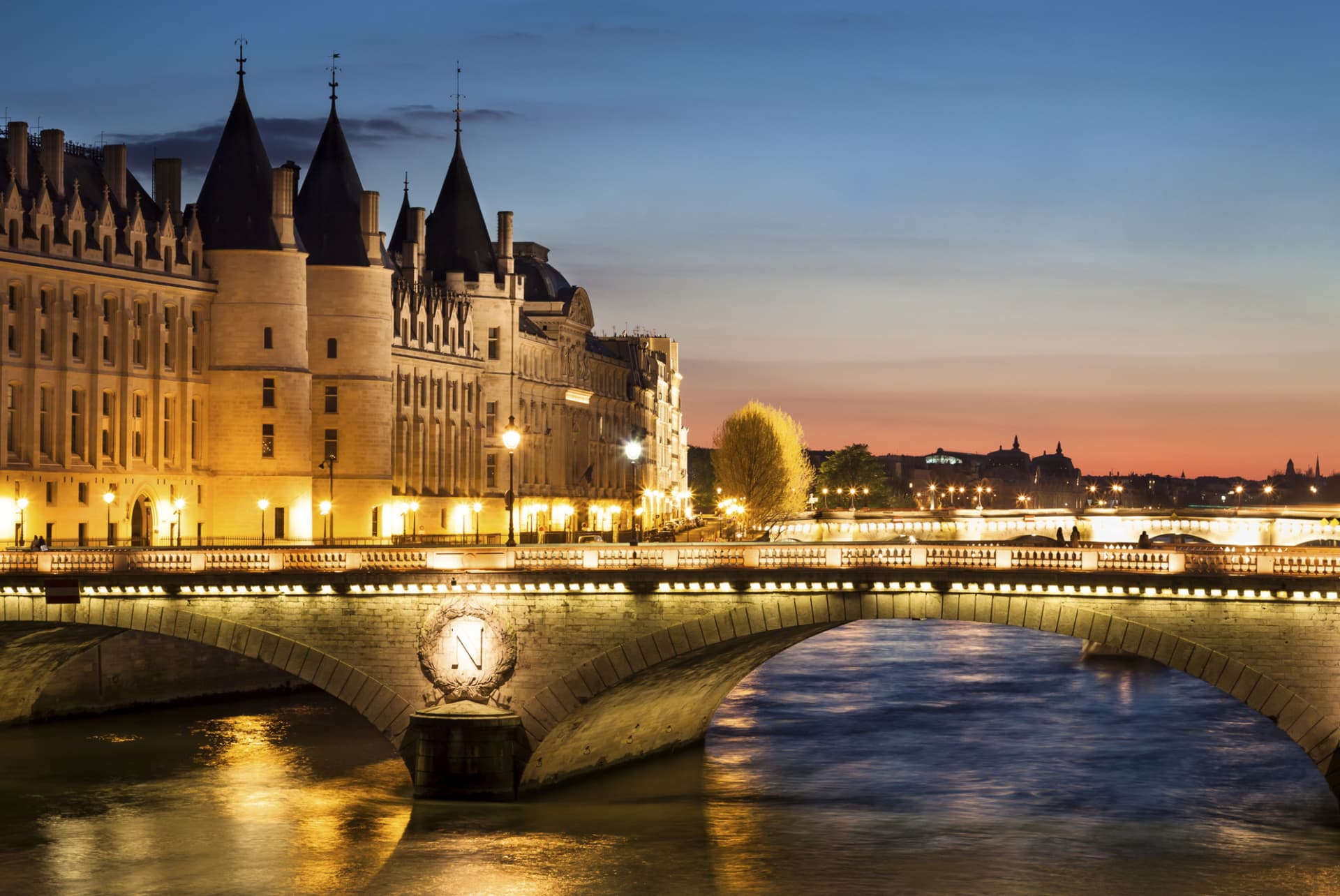 Paris Illuminations Night Bus Tour and Eiffel Tower Reserved Access - تصویر 5