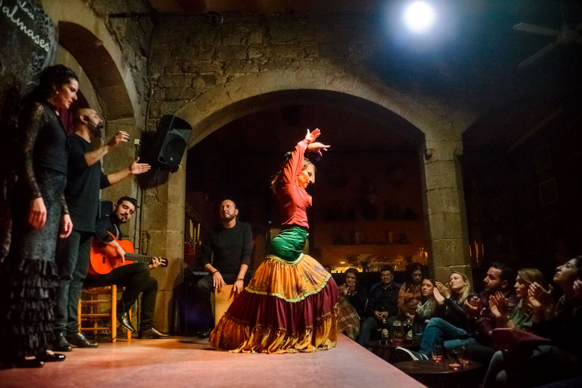 Barcelona Old Town Walking Tour with Flamenco Show and Tapas Dinner - تصویر 2
