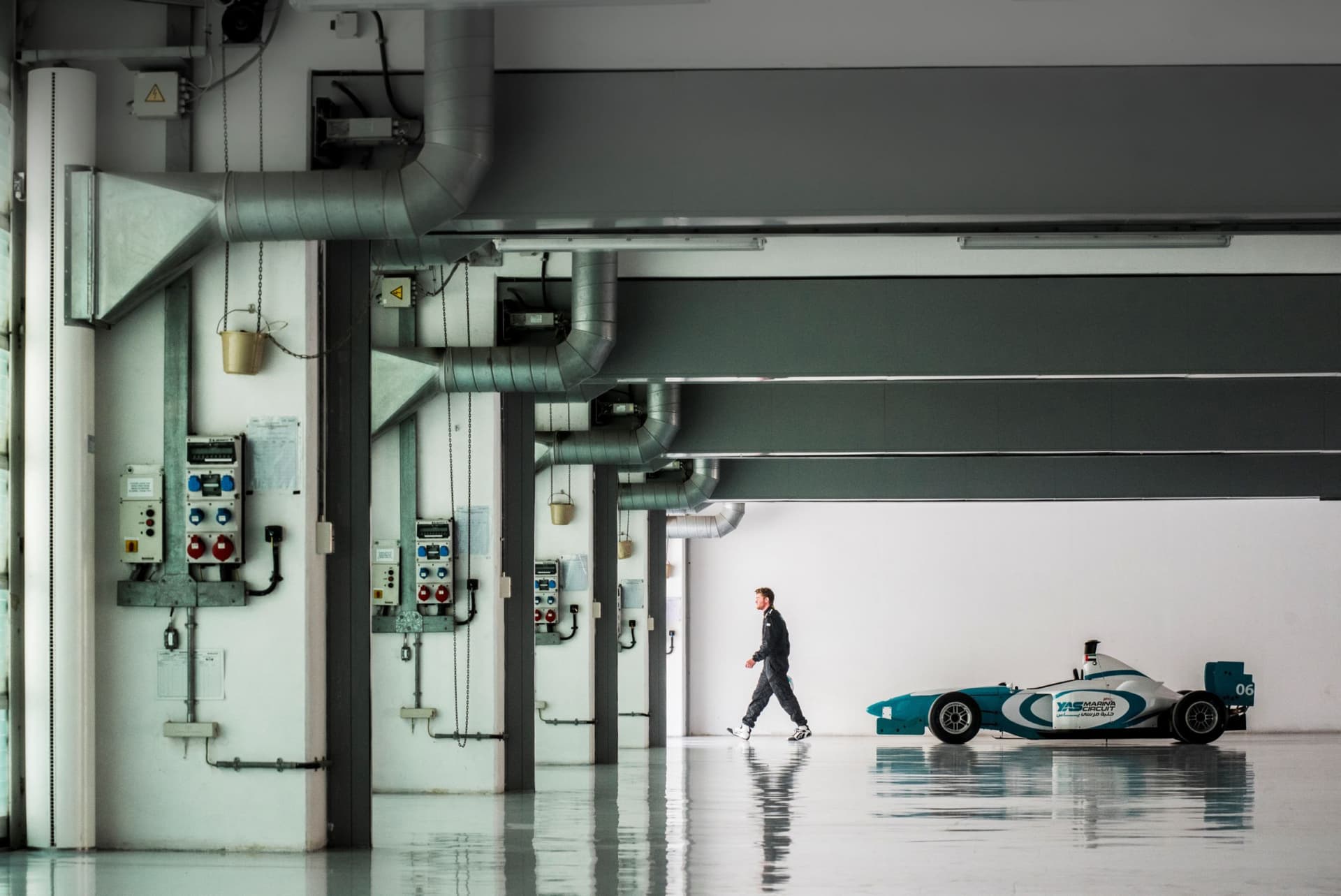 Yas Marina Circuit Formula Yas 3000 Driving Experience - تصویر 6