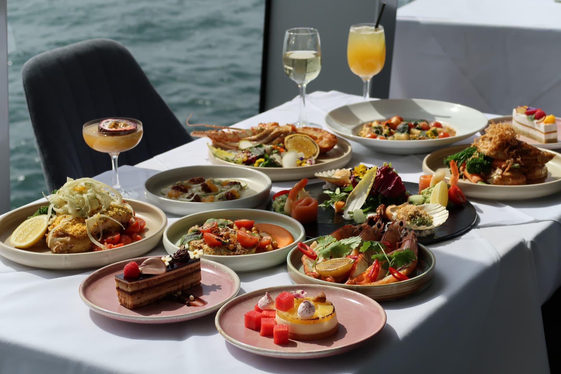 Sydney Harbour Glass Boat Dinner Cruise with Wine Pairing - تصویر 3