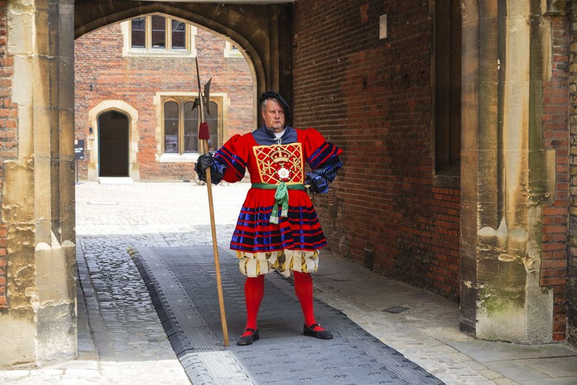 Hampton Court Palace, Windsor Castle, and London Sightseeing Tour - تصویر 8