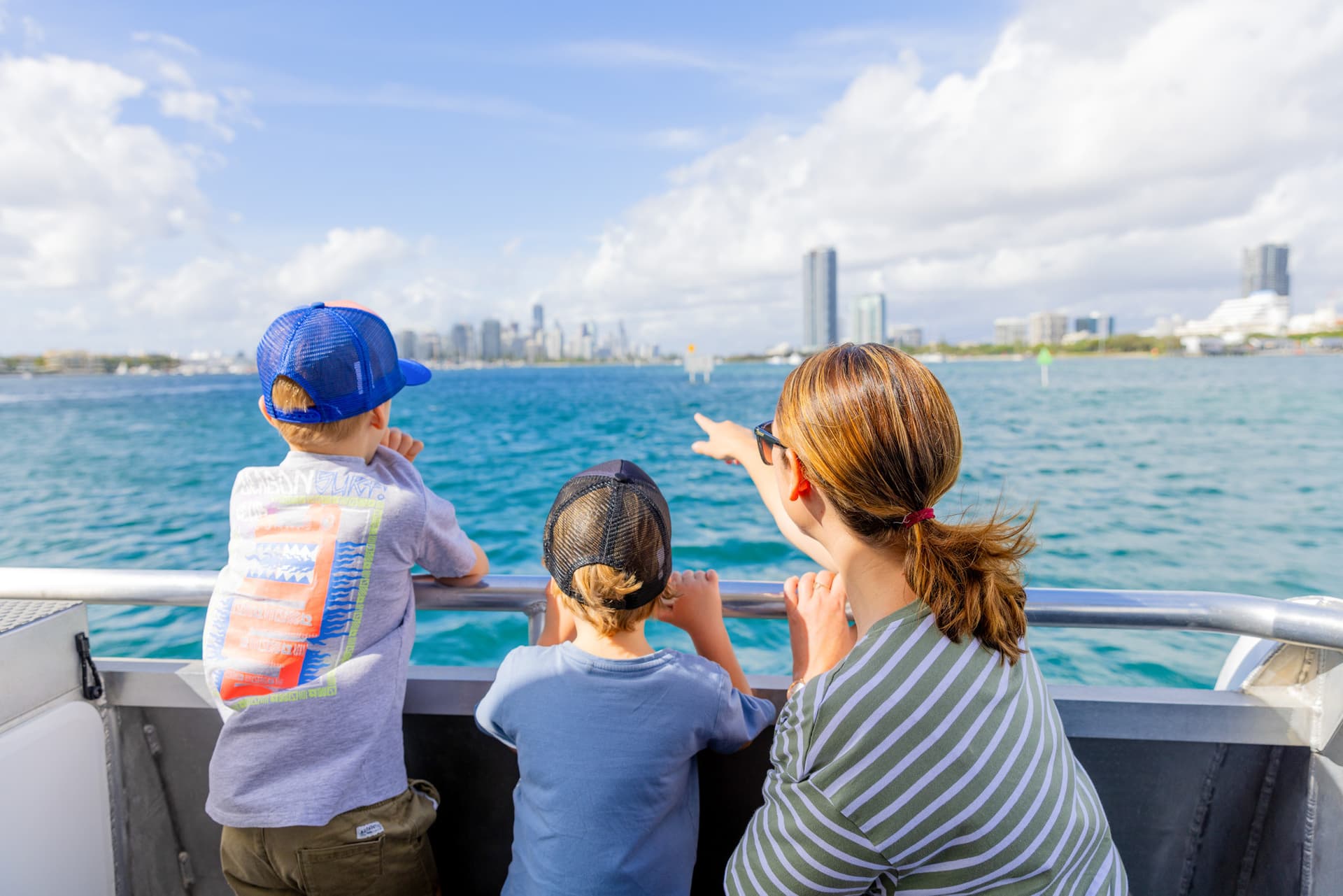 Gold Coast Sightseeing Cruise aboard Hopo Gold Coast Ferry - تصویر 3