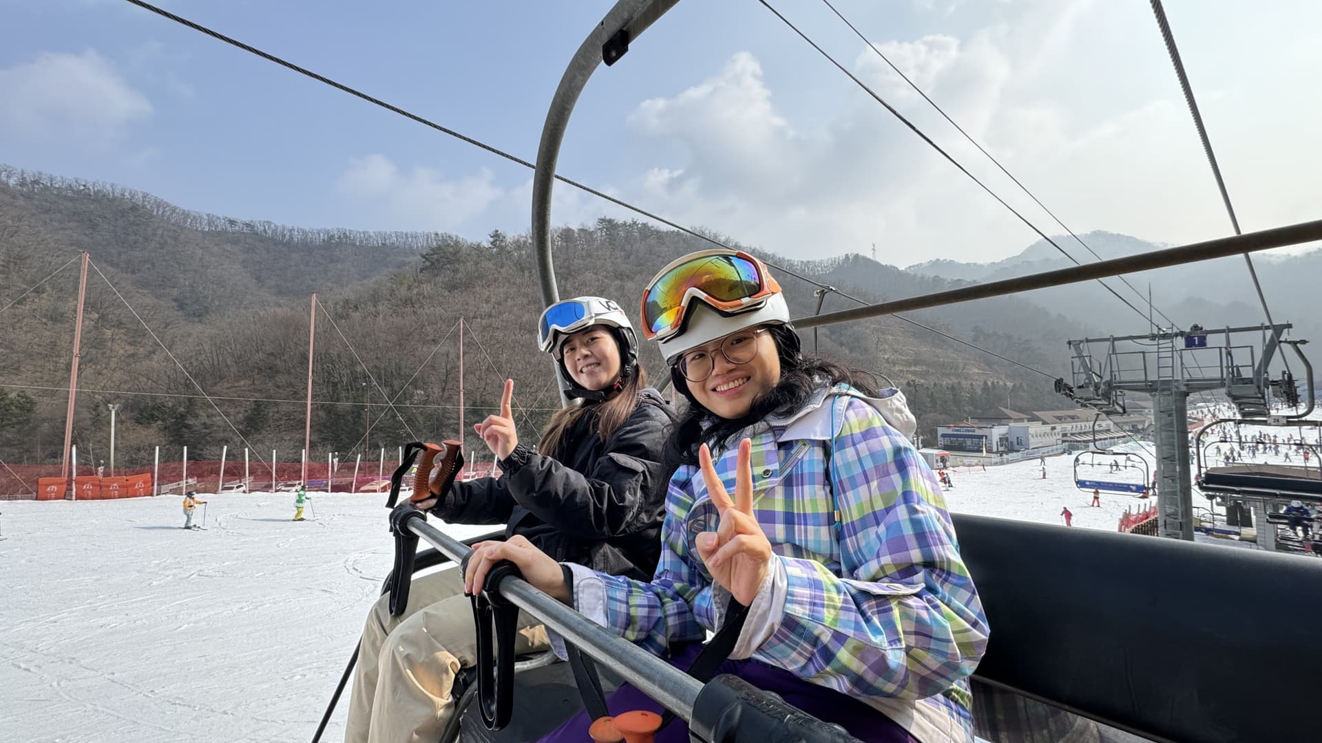 Vivaldi Park Winter Ski and Eobi Ice Valley Day Tour from Seoul - تصویر 8
