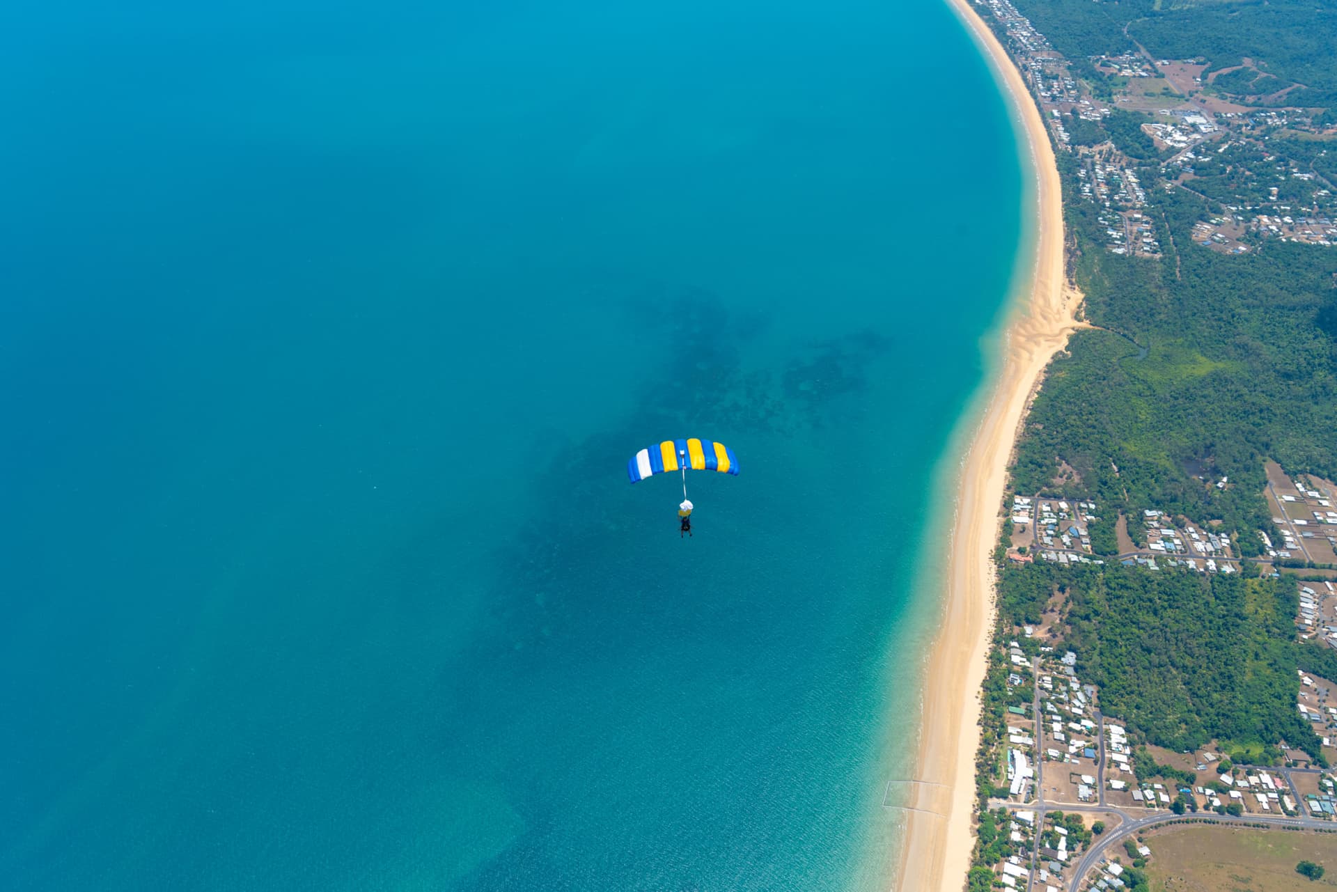 Tandem Skydiving Experience Mission Beach - تصویر 2