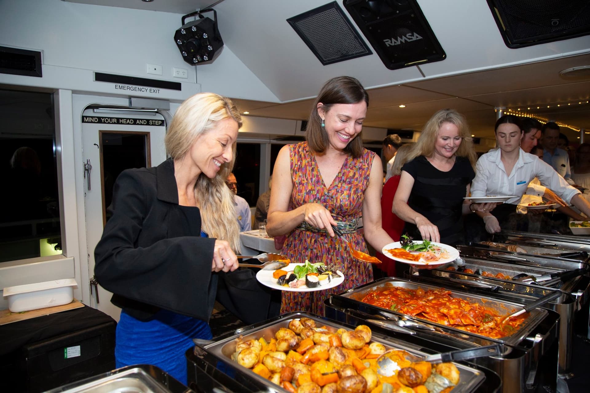 Captain Cook Cruises - Swan River Dinner Cruise - تصویر 4