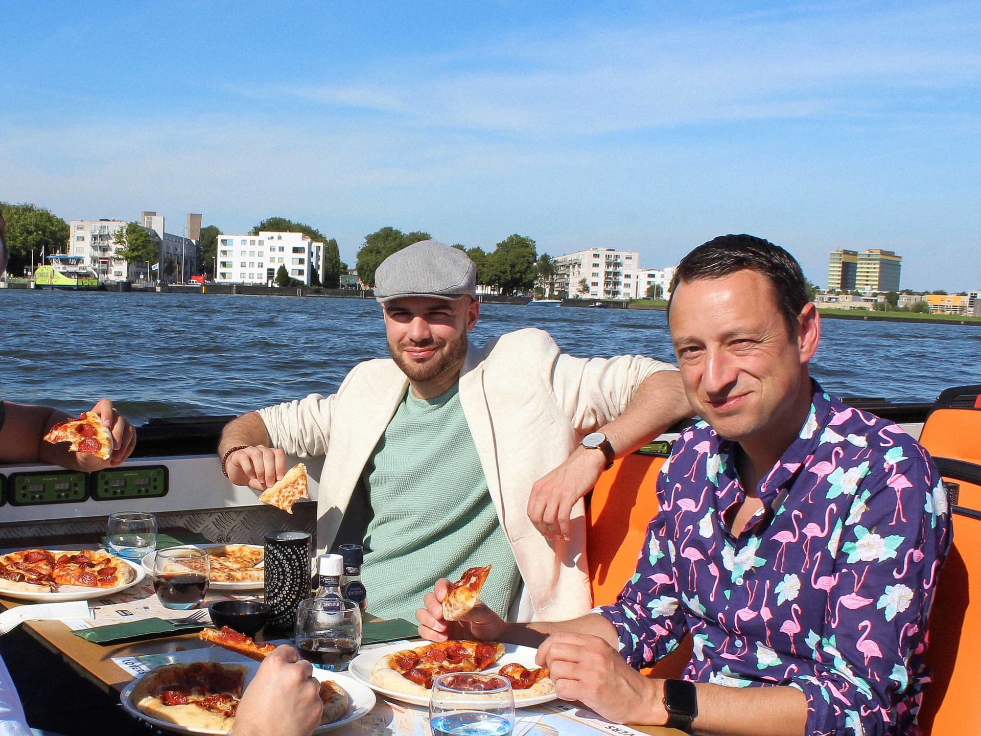 Amsterdam Canal Cruise Ticket with New York Pizza and Drinks - تصویر اصلی