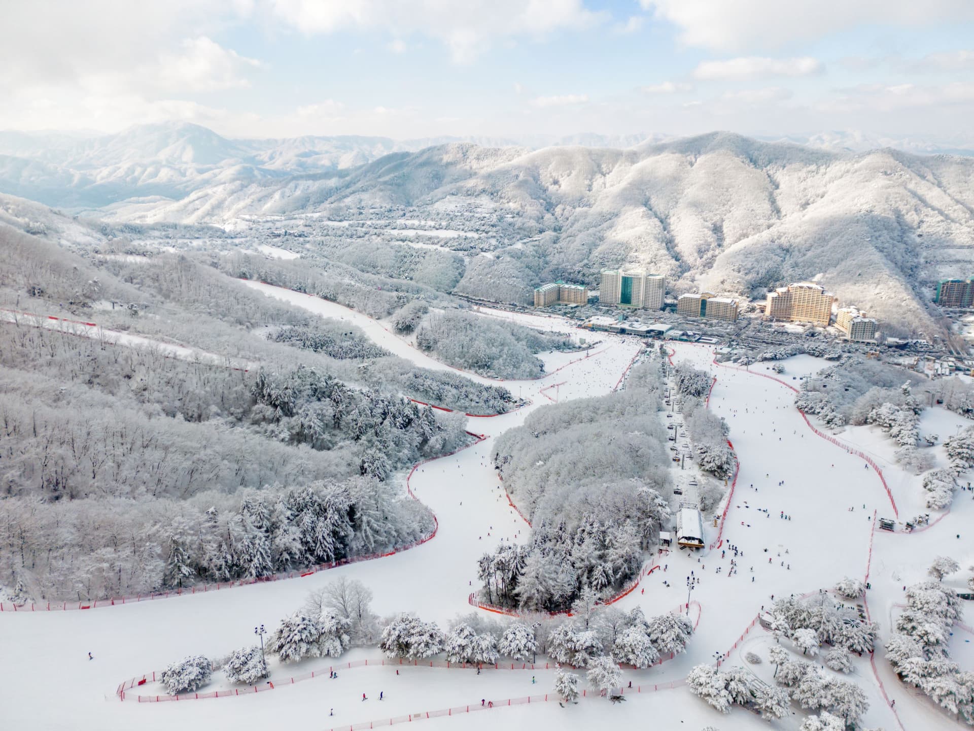 Vivaldi Park Winter Ski and Eobi Ice Valley Day Tour from Seoul - تصویر 5