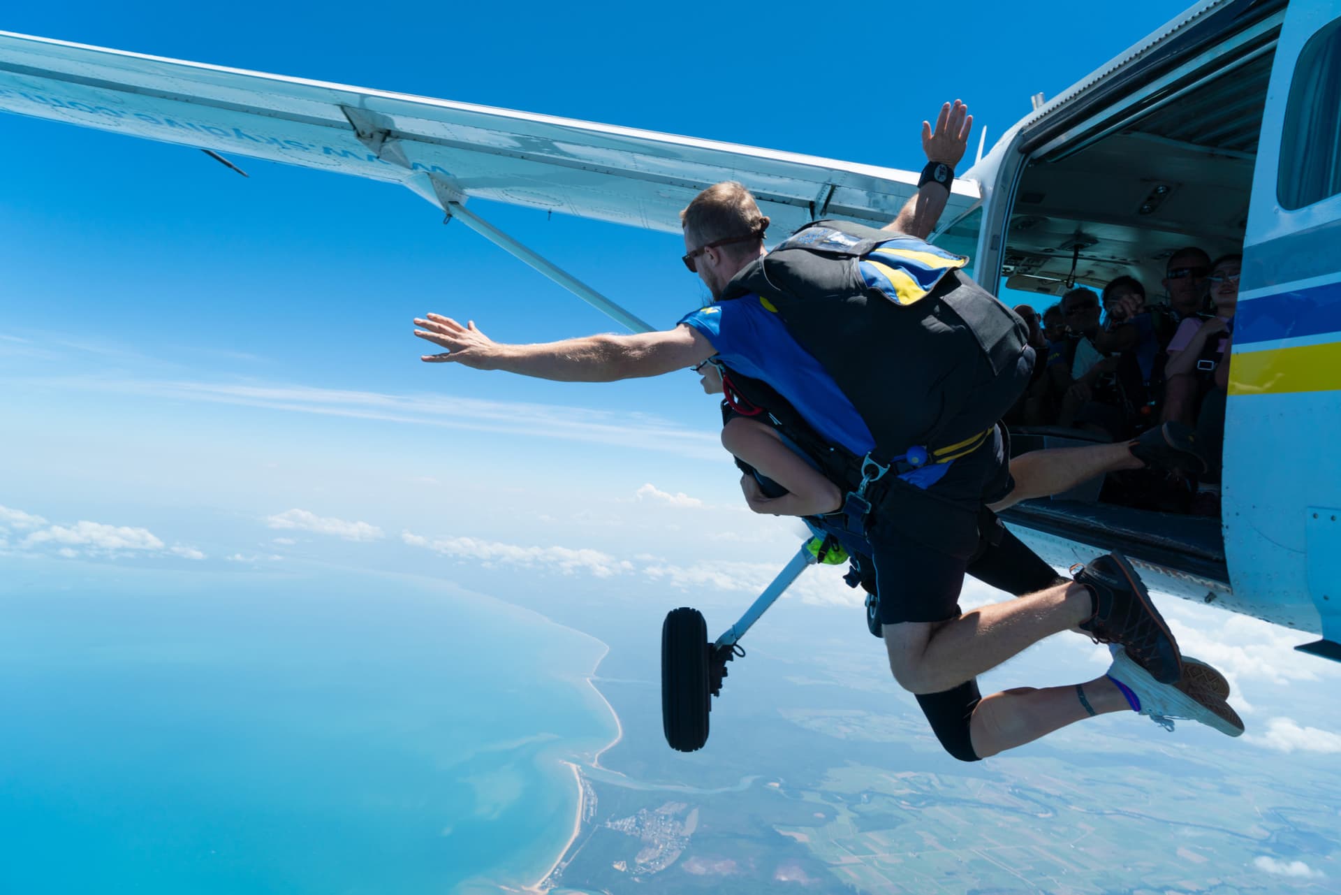 Tandem Skydiving Experience Mission Beach - تصویر 7