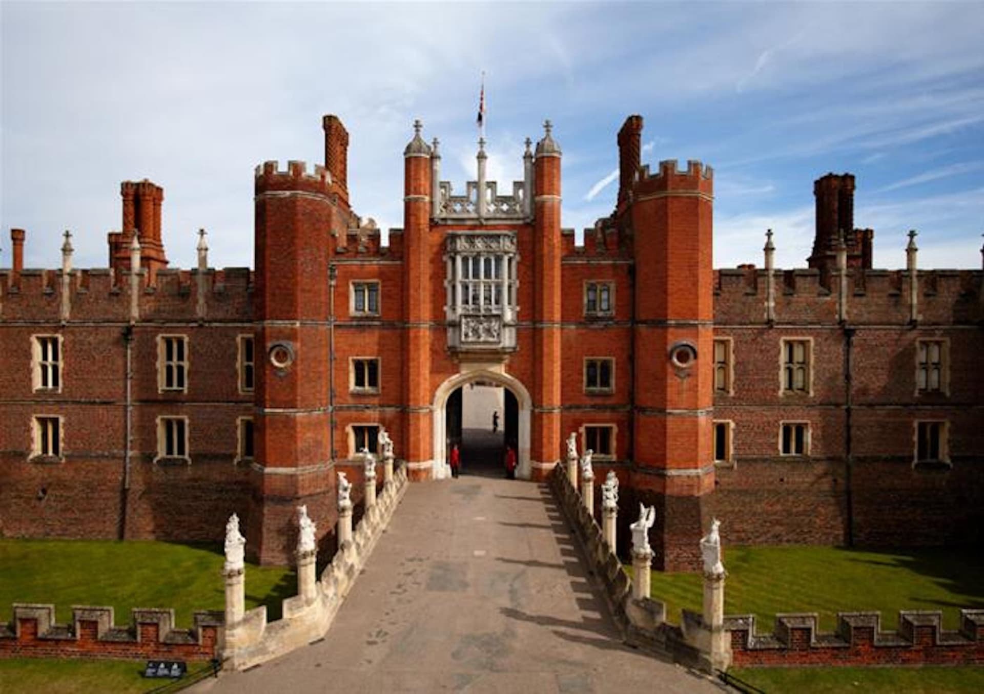 Hampton Court Palace, Windsor Castle, and London Sightseeing Tour - تصویر 3