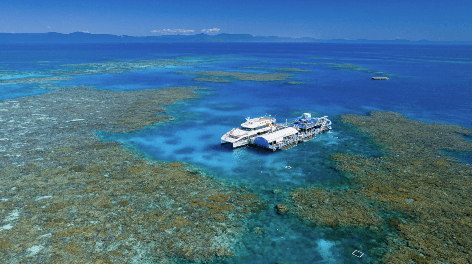 Great Barrier Reef Pontoon Full-Day Tour at Moore Reef - تصویر 2