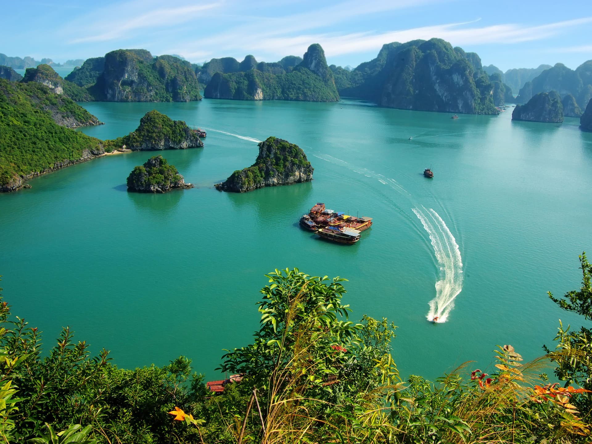 Ha Long Bay Cruise with Round Trip Transfer from Hanoi - تصویر اصلی