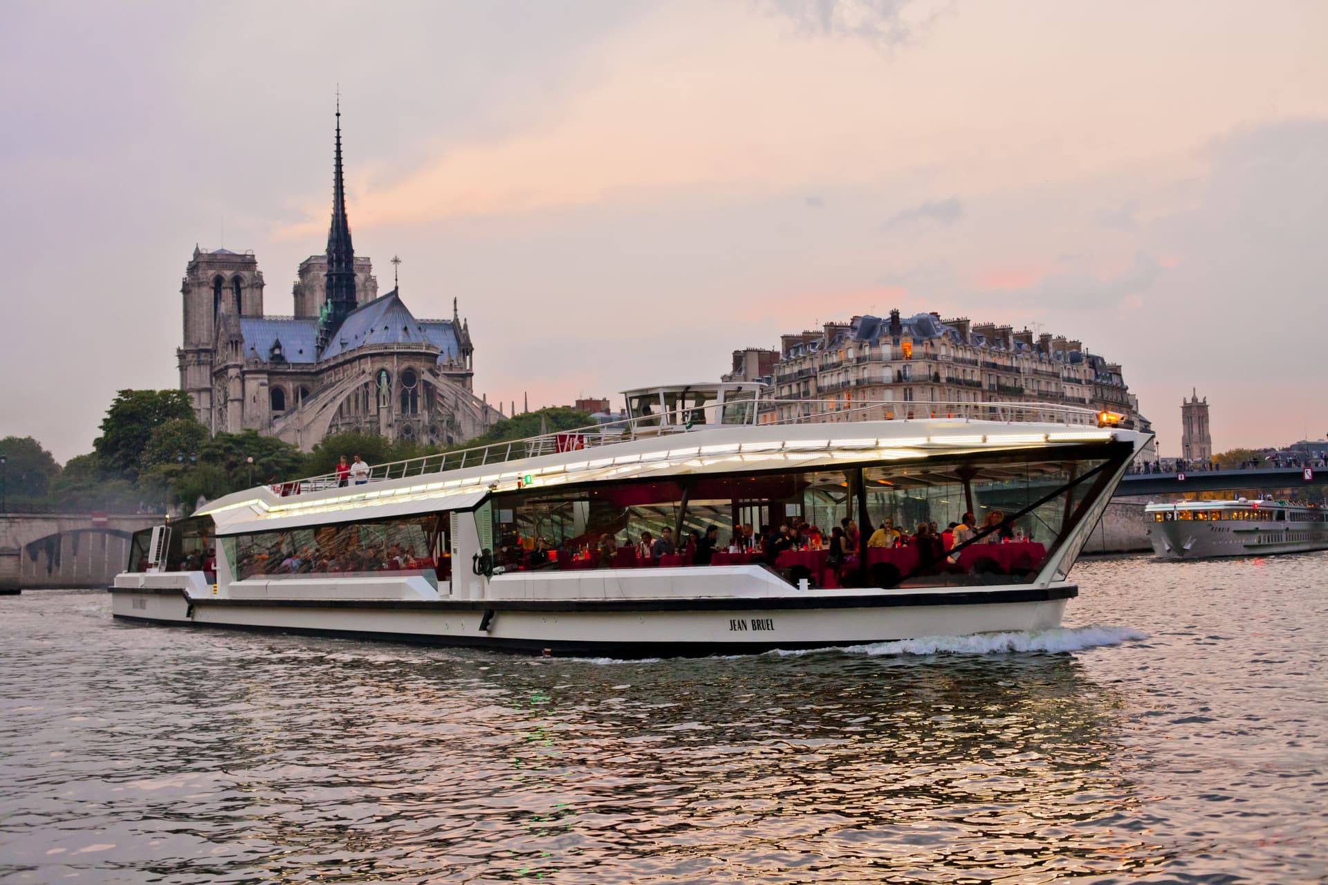 Seine River Sightseeing Cruise by Bateaux Mouches - تصویر 4