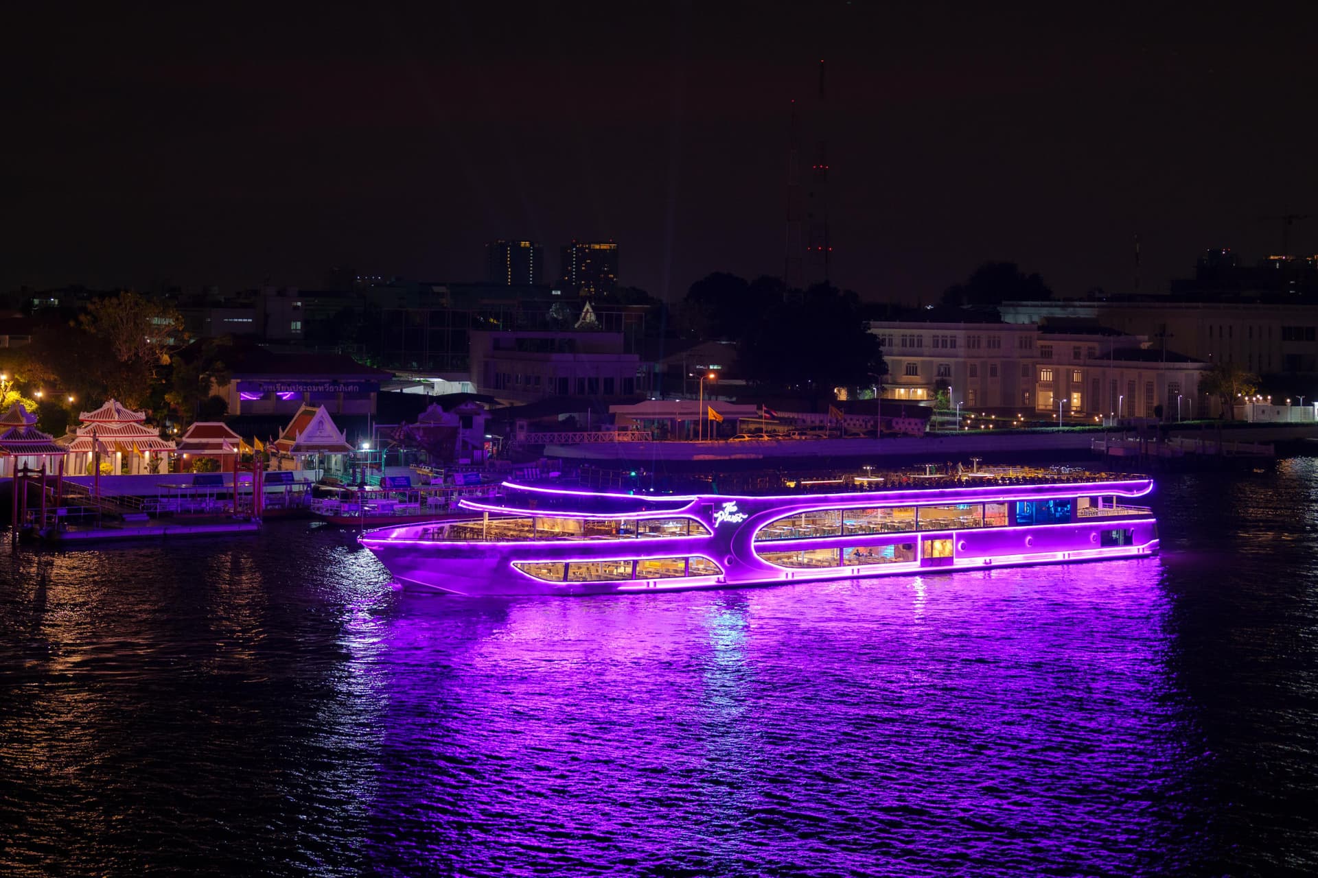 Chao Phraya River Dinner Cruise aboard The Planet Cruise - تصویر 2