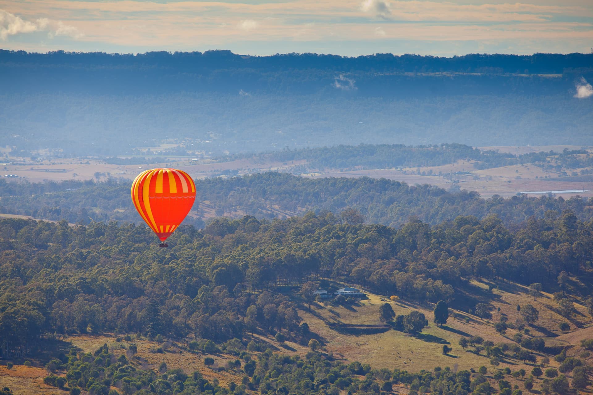 Sunrise Hot Air Balloon Flight over Brisbane with Vineyard Breakfast - تصویر اصلی