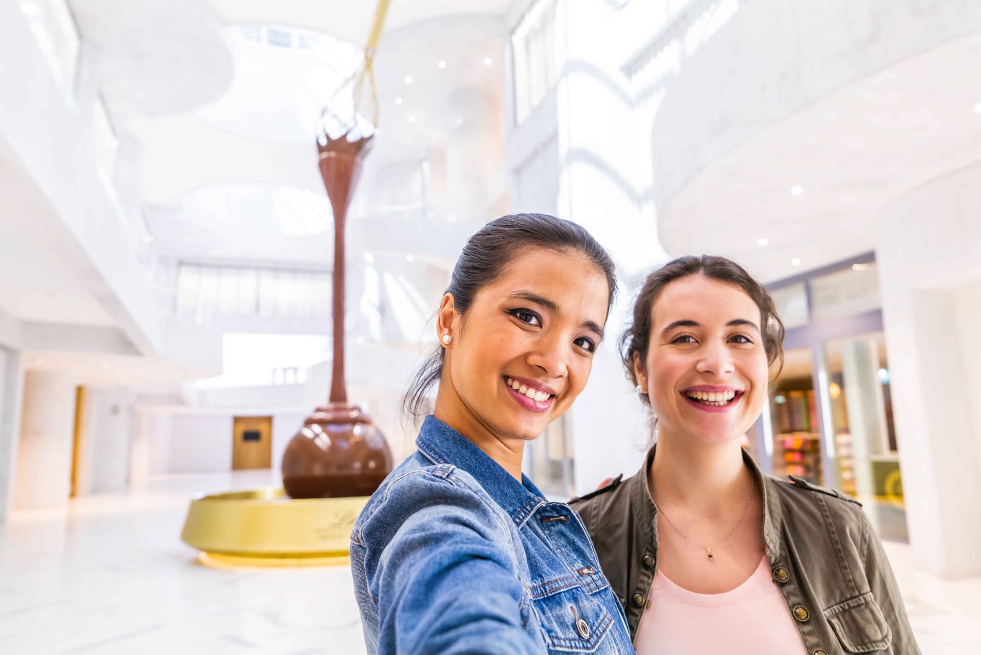 Zurich City Tour with Cruise and Lindt Home of Chocolate - تصویر 6